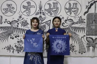 江蘇科技大學(xué)人文社科學(xué)院苗族蠟染實(shí)踐團(tuán)直播傳承非遺文化