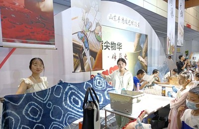 展現(xiàn)璀璨文化印記 獲稱&ldquo;淄博新的城市名片 &rdquo; 我院&ldquo;絲綢國風(fēng)文創(chuàng)產(chǎn)品&rdquo;作為淄博文化靈魂三件套亮相第四屆國際文博會